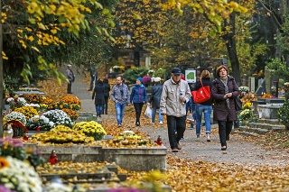 Cintoríny po celom Slovensku očakávajú nával ľudí už cez víkend