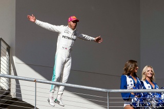 Brit Lewis Hamilton sa stal víťazom Veľkej ceny USA seriálu MS Formuly 1. 