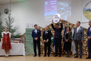 Starosta obce Oravská Polhora Michal Strnál (uprostred) si prebral od organizátorov ocenenie pre víťaza súťaže Dedina roka 2017.