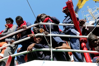 Na mori zachránili za dva dni skoro 9000 migrantov.