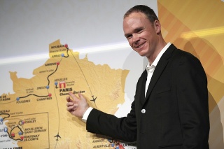 Britský cyklista Christopher Froome predstavuje mapu trate 105. ročníka medzinárodných etapových pretekov Tour de France 2018.