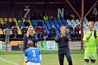 Futbalista Ľubo Vajdečka (27) požiadal vlani v októbri rozhodkyňu Petru Lepáčkovú (21) o ruku na štadióne.