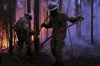 S ohňom bojuje okolo 200 hasičov (ilustračné foto).
