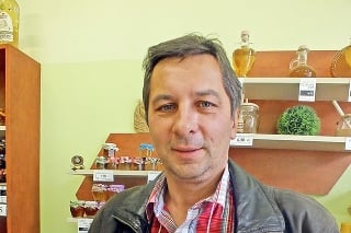 Tibor Vargapál (55) s časťou víťaznej kolekcie medu, medailami a hlavnou cenou.