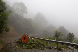 Pohľad na cestu v Kostarike, ktorou sa prehnala búrka Nate.