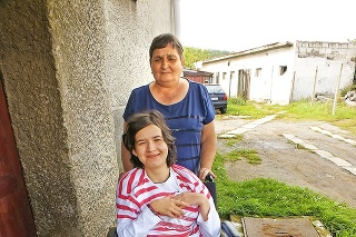 O Evku (21) sa stará jej mama, tiež Eva (59), ktorá opustila kvôli dcére svoje zamestnanie.
