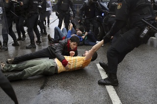 Madridskí policajti proti referendu tvrdo zasiahli.