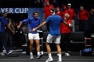 Krásny moment Federera s Nadalom.