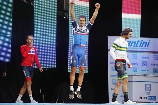 Peter Sagan (v strede) oslavuje tretí titul majstra sveta.