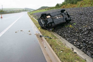 Osobné auto vyletelo z diaľnice, Eva († 52) haváriu neprežila.  