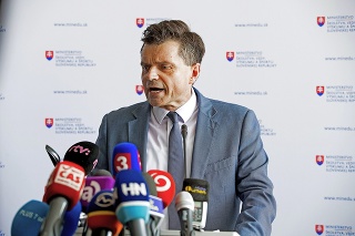 Exminister školstva Peter Plavčan zostal na ministerstve ako externý poradca dočasnej šéfky.