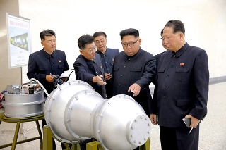 Diktátor Kim (vpravo) si prišiel vodíkovú bombu osobne pozrieť a schválil jej testovanie