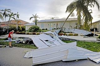 Obyvatelia miest na pobreží museli opustiť svoje zničené domovy.