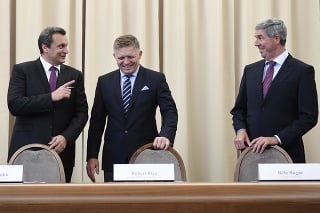 Na snímke sprava koaliční lídri Béla Bugár (Most-Híd), Robert Fico (Smer-SD) a Andrej Danko (SNS) podpísali dodatok ku koaličnej zmluve. 
