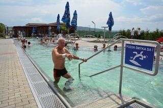 Michal (66) dozerá na bezpečnosť na kúpalisku Novolandia v Rapovciach.