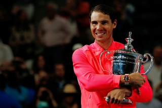 Rafael Nadal pózuje s víťaznou trofejou na US Open.