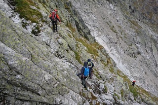 Zranenému poľskému horolezcovi prišli na pomoc horskí záchranári.
