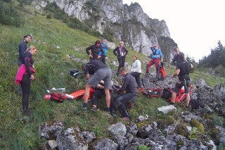 Zraneného dôchodcu (68) po približne 100-metrovom páde ošetrili privolaní horskí záchranári. 