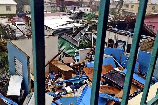 Hurikán zničil až 95 % ostrova Svätý Martin, kde zabil najmenej 8 ľudí.