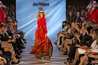 Hviezda správ Nového Času Ďurianová očarila v červených šatách od Jany Pištejovej.