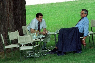 Pod lipou v záhrade brnianskej vily Tugendhat sa stretli vtedajší premiéri Vladimír Mečiar (70) a Václav Klaus (76), ktorých zvečnili na legendárnej fotografii.
