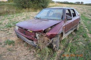 Takto skončilo v poli osobné auto, ktoré v okrese Michalovce šoféroval opitý nevodič Gejza (44)