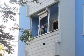 Výbušnina explodovala na tomto balkóne v Partizánskom. 