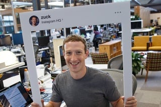 Mark Zukerberga touto fotografiou prezradil viac, ako chcel. 