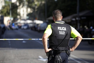 Policajt v okolí miesta útoku v Barcelone.