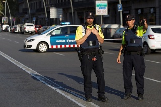 Policajti v okolí miesta útoku v Barcelone.