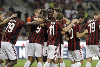 Na snímke hráči Milána oslavujú tretí gól.
