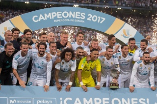 Futbalisti Realu Madrid oslavujú španielsky Superpohár.