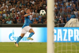Na snímke hráč Neapola Dries Mertens strieľa gól.