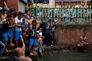 Záplavy si v Nepále vyžiadali desiatky obetí a vyhnali ľudí z domovov.