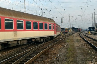 Vlak sa vykoľajil neďaleko stanice.