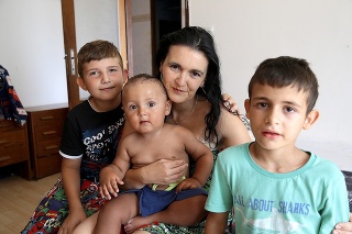 Na fotke v zelenom Samko (8) on je autista, NIKOLAS (10), malý Palko (16 mesiacov). Dominik (13), Alex (7) sú na prazdninách.