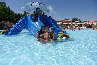 Monika (21), Soňa (24) a Peťko (4) si vychutnávajú detský bazén.