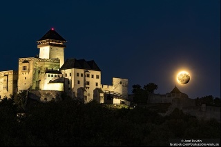 Fotograf Jozef Dovičin chcel pôvodne Mesiac nafotiť z iného uhla, no aj tieto zábery sú bezkonkurenčné.