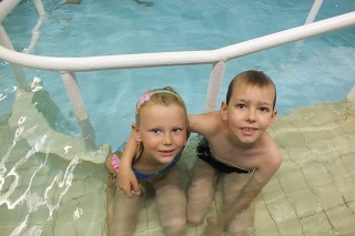 Tánička (5)  s bratrancom  Alexom (8) si  zašantili aj v bazéne.