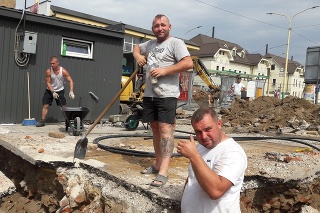 Robotníci na severe Slovenska sa počas horúčav ochladzujú aspoň vodou.
