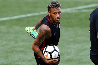 Neymar je stále s Barcelonou v zámorí.