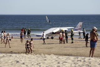 Pri núdzovom pristátí lietadla zahynul muž (†50) a dievčatko (†8).