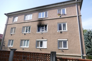 Z bytu na druhom poschodí šľahali plamene