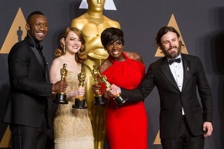 Držitelia Oscarov v hereckých kategóriách (zľava) Mahershala Ali, Emma Stone, Viola Davis a Casey Affleck.