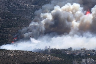 V Grécku sa rozpútal požiar.