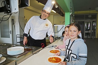 Miloš Lachkovič:  Vymýšľať nové receptúry a variť deťom chutné jedlá ho nesmierne baví.