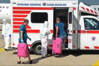 Záchranári previezli malú pacientku a jej blízkych z letiska do bratislavskej nemocnice. 