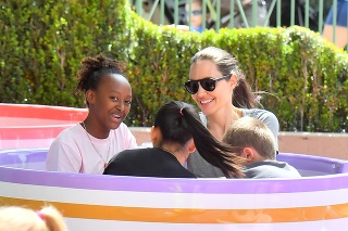 Angelina Jolie s deťmi v Disneylande.