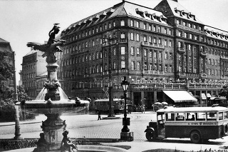 1927: Prvé autobusy slávnostne predstavili na Hviezdoslavovom námestí. 