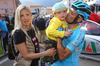 Michele Scarponi so synčekom a manželkou.